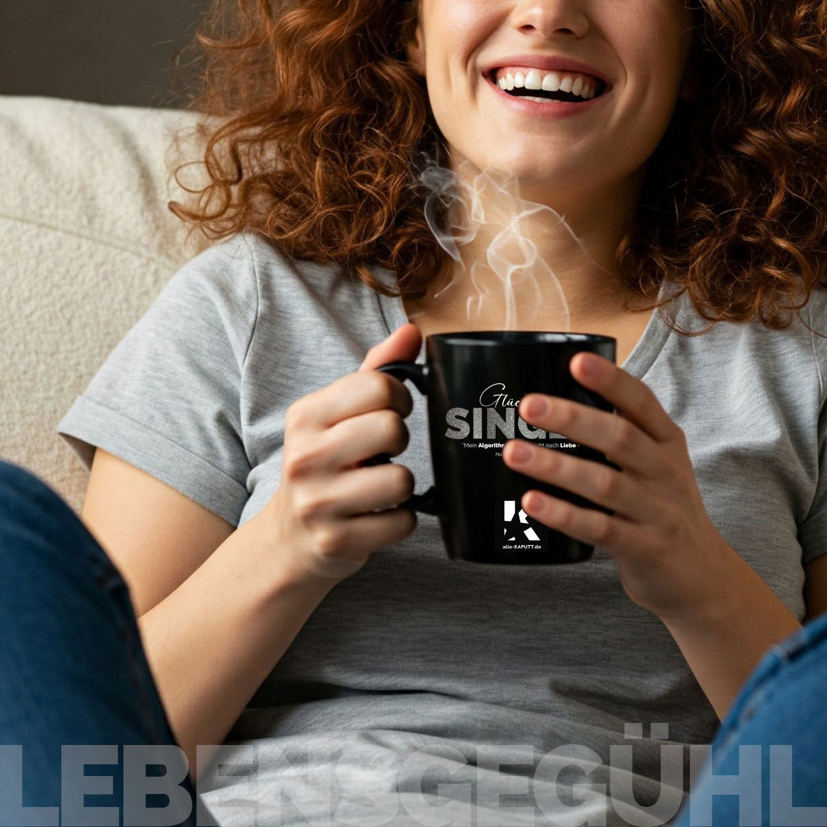 Frau mit lockigen Haaren sitzt entspannt auf dem Sofa und hält eine schwarze Tasse mit der Aufschrift „Glücklicher SINGLE – Mein Algorithmus sucht nicht nach Liebe, nur nach Snacks“ sowie dem Logo von alle-KAPUTT.de. Warme, gemütliche Atmosphäre.