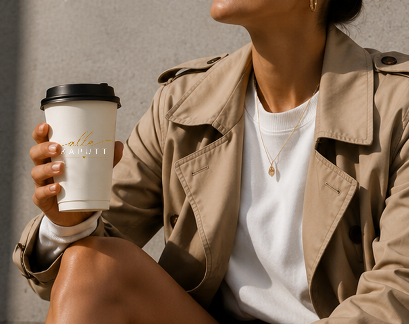 Frau mit lockigen Haaren sitzt entspannt auf dem Sofa und hält eine schwarze Tasse mit der Aufschrift „Glücklicher SINGLE – Mein Algorithmus sucht nicht nach Liebe, nur nach Snacks“ sowie dem Logo von alle-KAPUTT.de. Warme, gemütliche Atmosphäre.