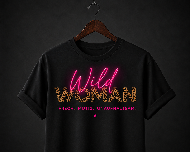 Frau in schwarzem Roll-up T-Shirt sitzt entspannt mit Kaffeetasse auf Sofa, minimalistischer Look der No-Drama Shirt Collection von alle-KAPUTT