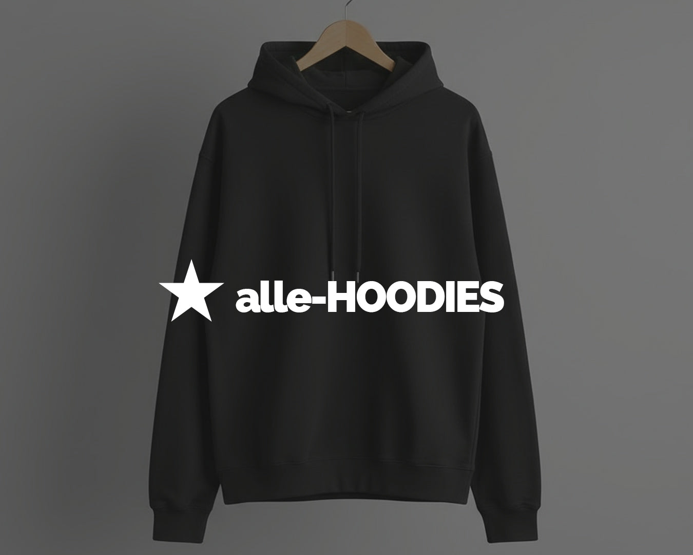 Schwarzer Damen-Hoodie aus der Kategorie Hoodie-Styles, auf einem Kleiderbügel vor grauer Studio-Wand.