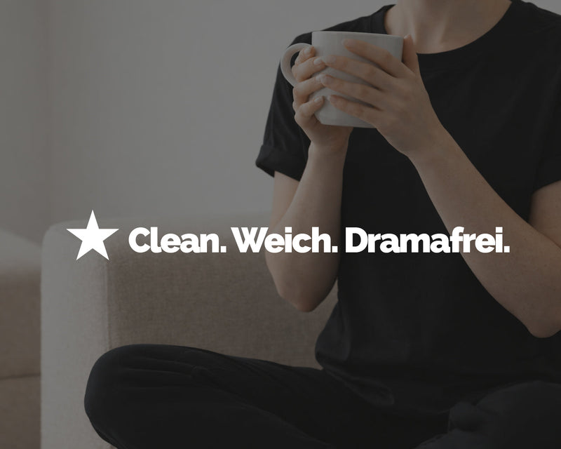 Frau trägt schwarzes Roll-up Statement-Shirt mit Glitzerprint, Shiny-SINGLE Shirt Collection von alle-KAPUTT