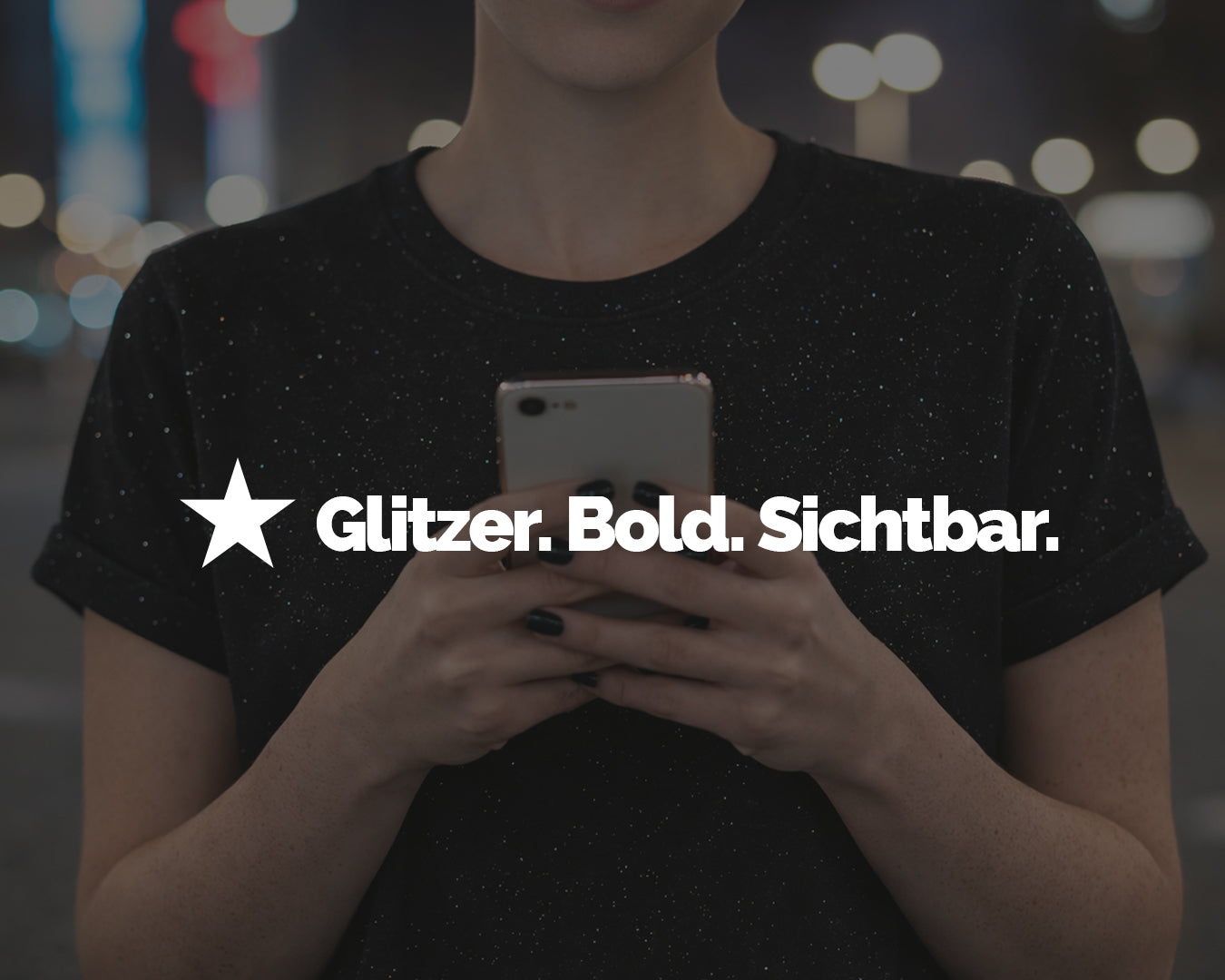Frau trägt schwarzes Roll-up Statement-Shirt mit Glitzerprint, Shiny-SINGLE Shirt Collection von alle-KAPUTT