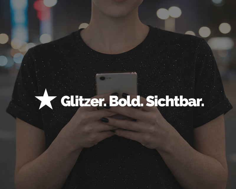 Frau trägt schwarzes Roll-up Statement-Shirt mit Glitzerprint, Shiny-SINGLE Shirt Collection von alle-KAPUTT