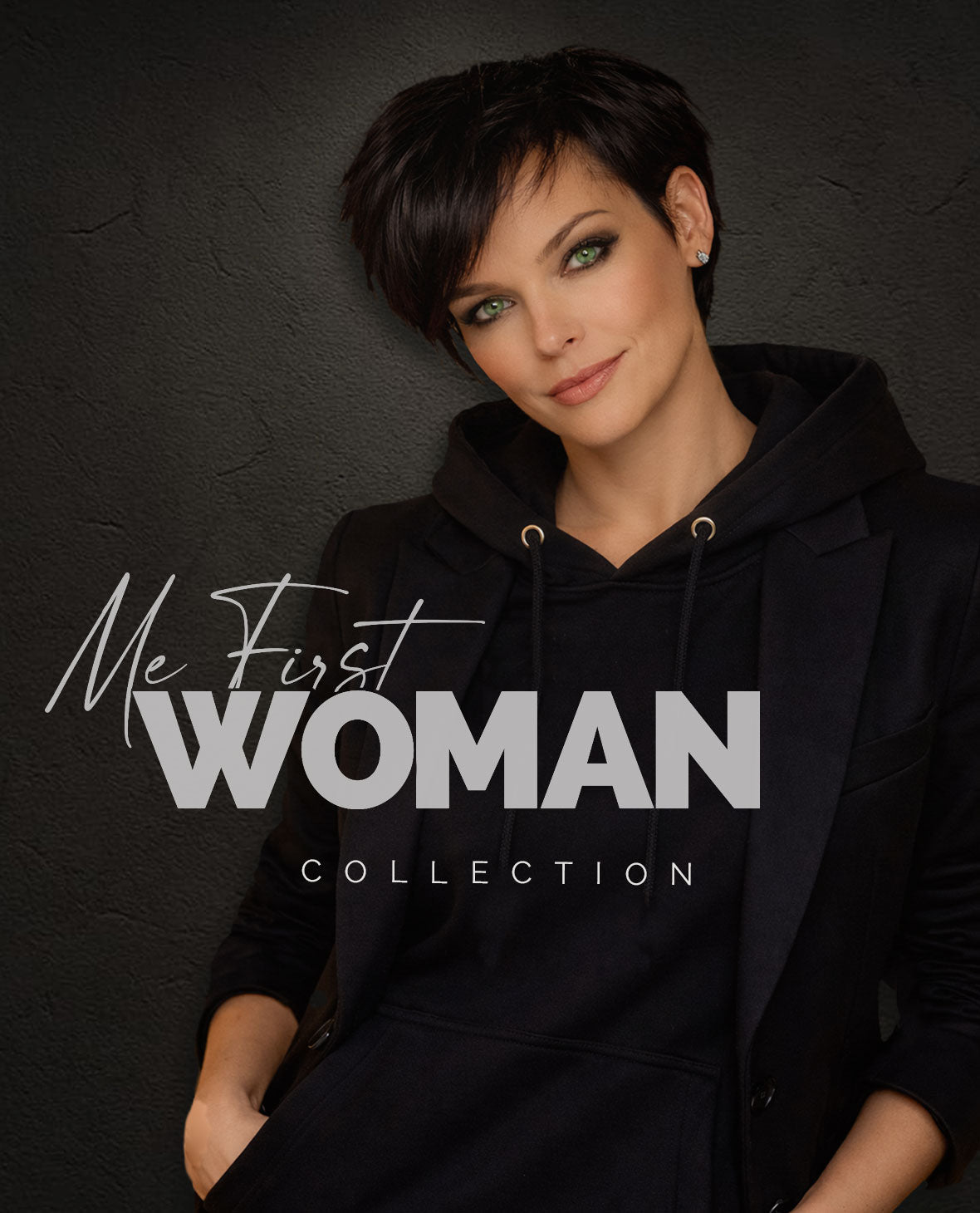 Selbstbewusste Frau im schwarzen Hoodie mit „Me First WOMAN“ Statement – alle-KAPUTT Stilwelt