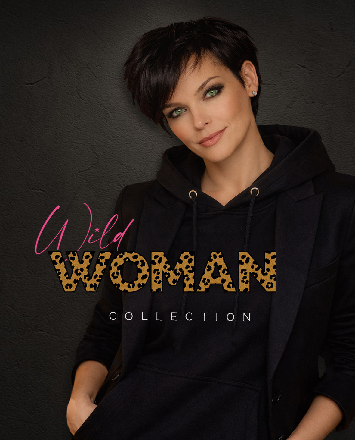 Selbstbewusste Frau im schwarzen Hoodie mit Leoparden „Wild WOMAN“ Statement – alle-KAPUTT Stilwelt
