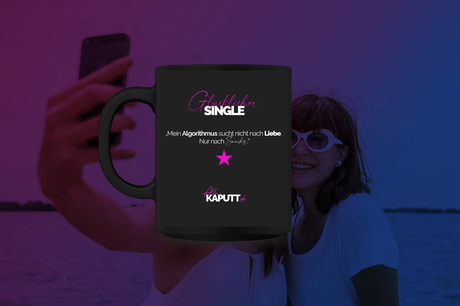 „Schwarze  Tass mit Aufdruck 'Glücklicher SINGLE – Der Algorithmus sucht nicht nach Liebe – nur nach Snacks' von alle-KAPUTT.de“ - Hoodies  & Co mit einen Augenzwinkern VS Tinder & Co  -  Dating Apps