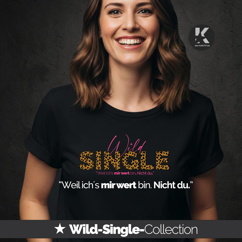 Frau trägt schwarzes alle-KAPUTT Roll-Up Shirt mit Wild-Single Leo-Print und dem Statement „Weil ich’s mir wert bin. Nicht du.“
