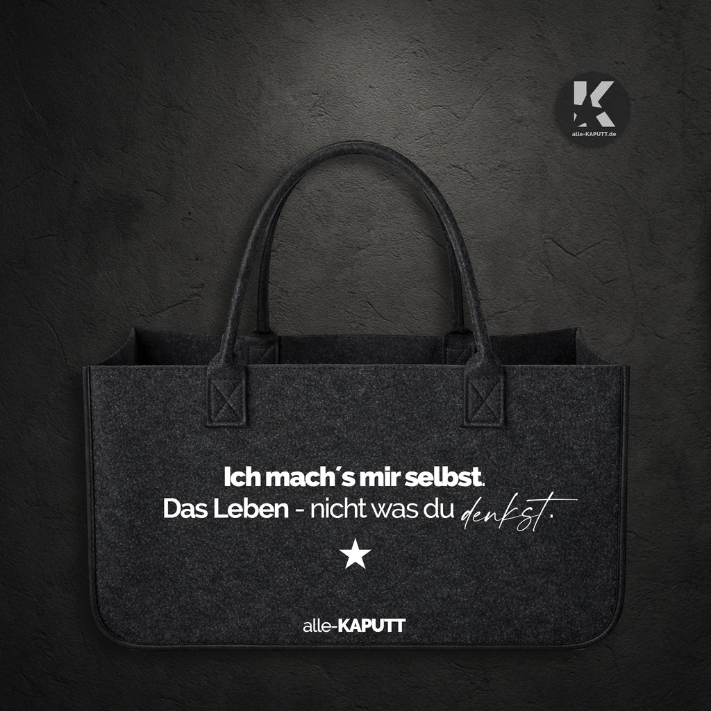 Schwarze Filztasche mit weißem Statement „Ich mach’s mir selbst. Das Leben – nicht was du denkst.“ getragen von Frauen mit Haltung, Marke alle-KAPUTT.