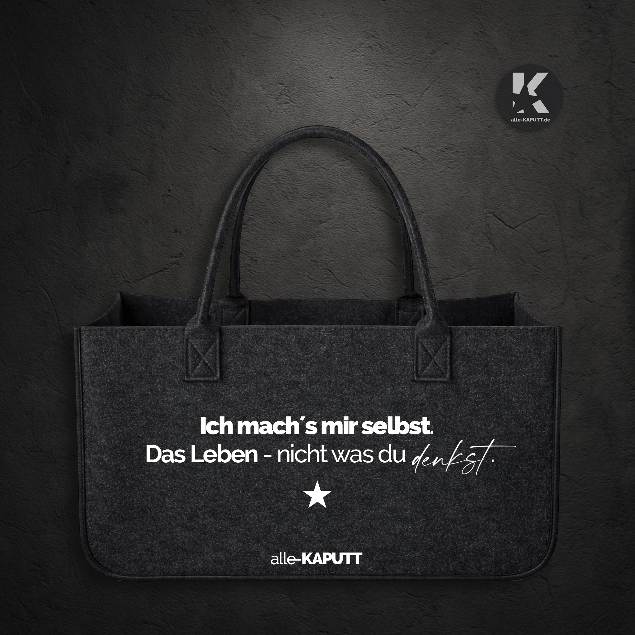Schwarze Filztasche mit weißem Statement „Ich mach’s mir selbst. Das Leben – nicht was du denkst.“ getragen von Frauen mit Haltung, Marke alle-KAPUTT.