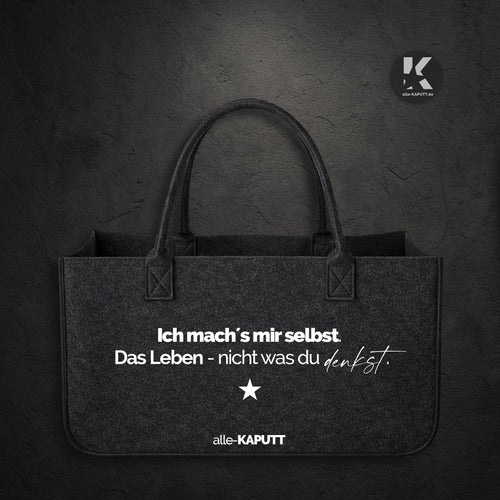 Schwarze Filztasche mit weißem Statement „Ich mach’s mir selbst. Das Leben – nicht was du denkst.“ getragen von Frauen mit Haltung, Marke alle-KAPUTT.