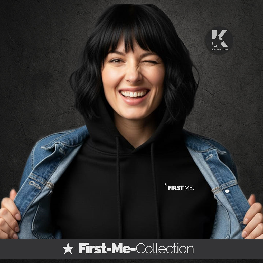 Schwarzer Hoodie mit Statement „FIRST ME.“ aus der First-Me-Collection von alle-KAPUTT, ruhiges Design mit minimalem Print