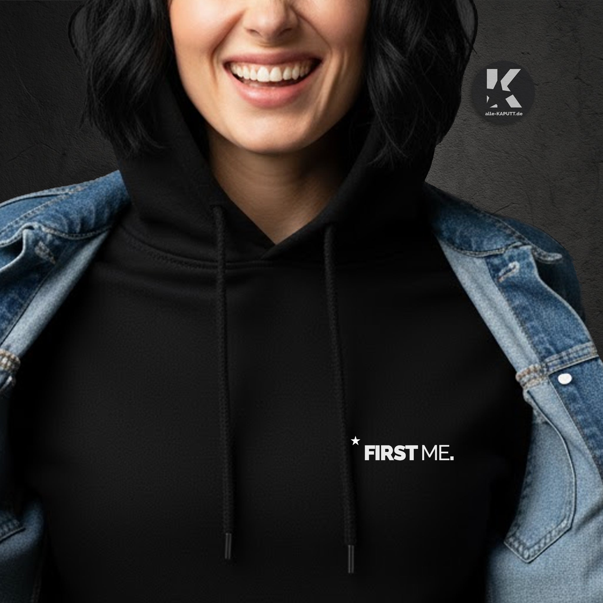 Detailansicht eines schwarzen Hoodies mit dem Statement „FIRST ME.“ auf der Brust aus der First-Me-Collection von alle-KAPUTT