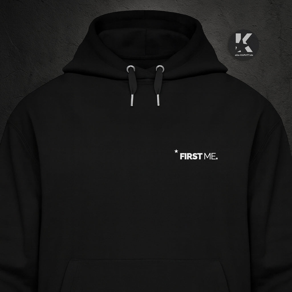 Vorderansicht eines schwarzen Hoodies mit dem Statement „FIRST ME.“ auf der Brust aus der First-Me-Collection von alle-KAPUTT