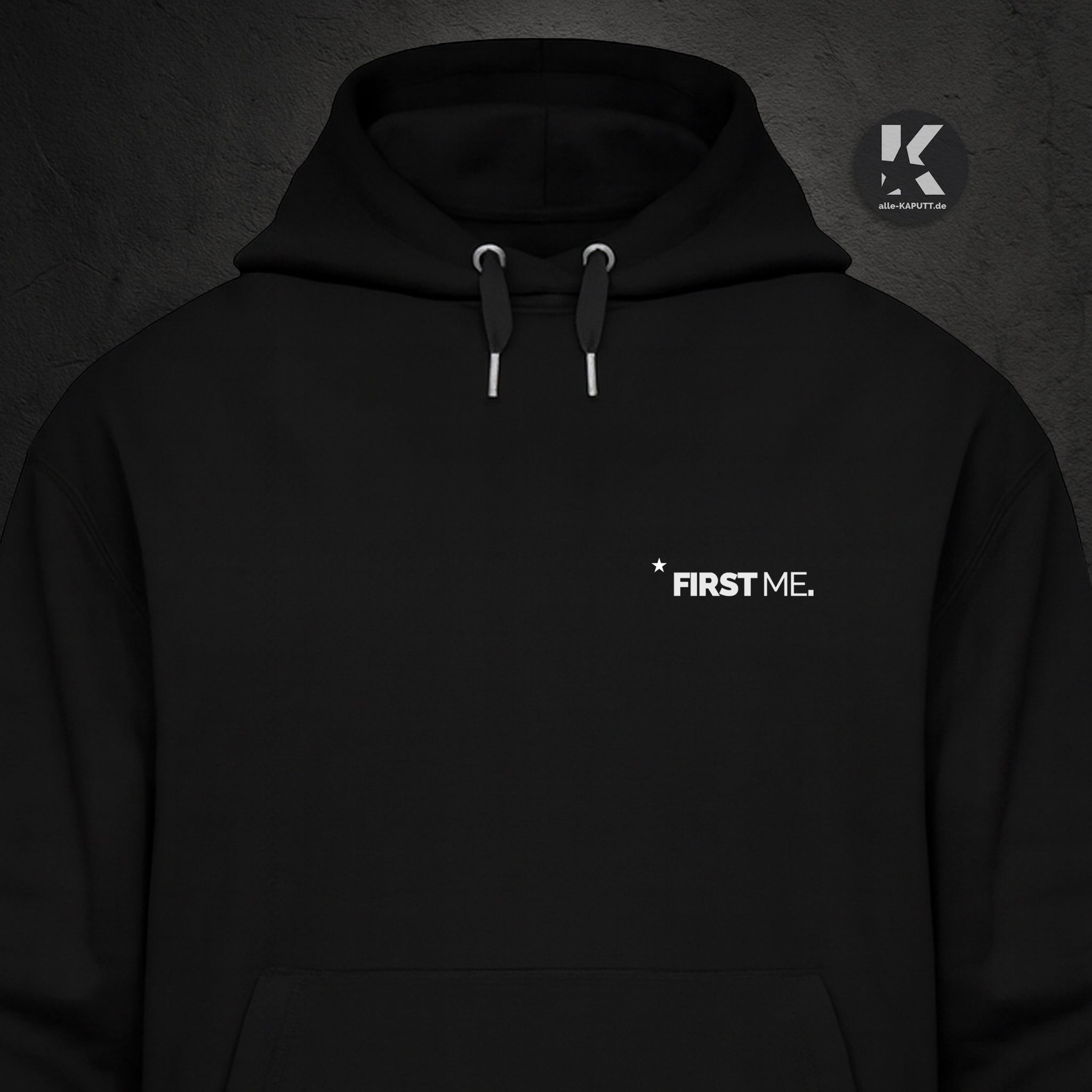 Vorderansicht eines schwarzen Hoodies mit dem Statement „FIRST ME.“ auf der Brust aus der First-Me-Collection von alle-KAPUTT