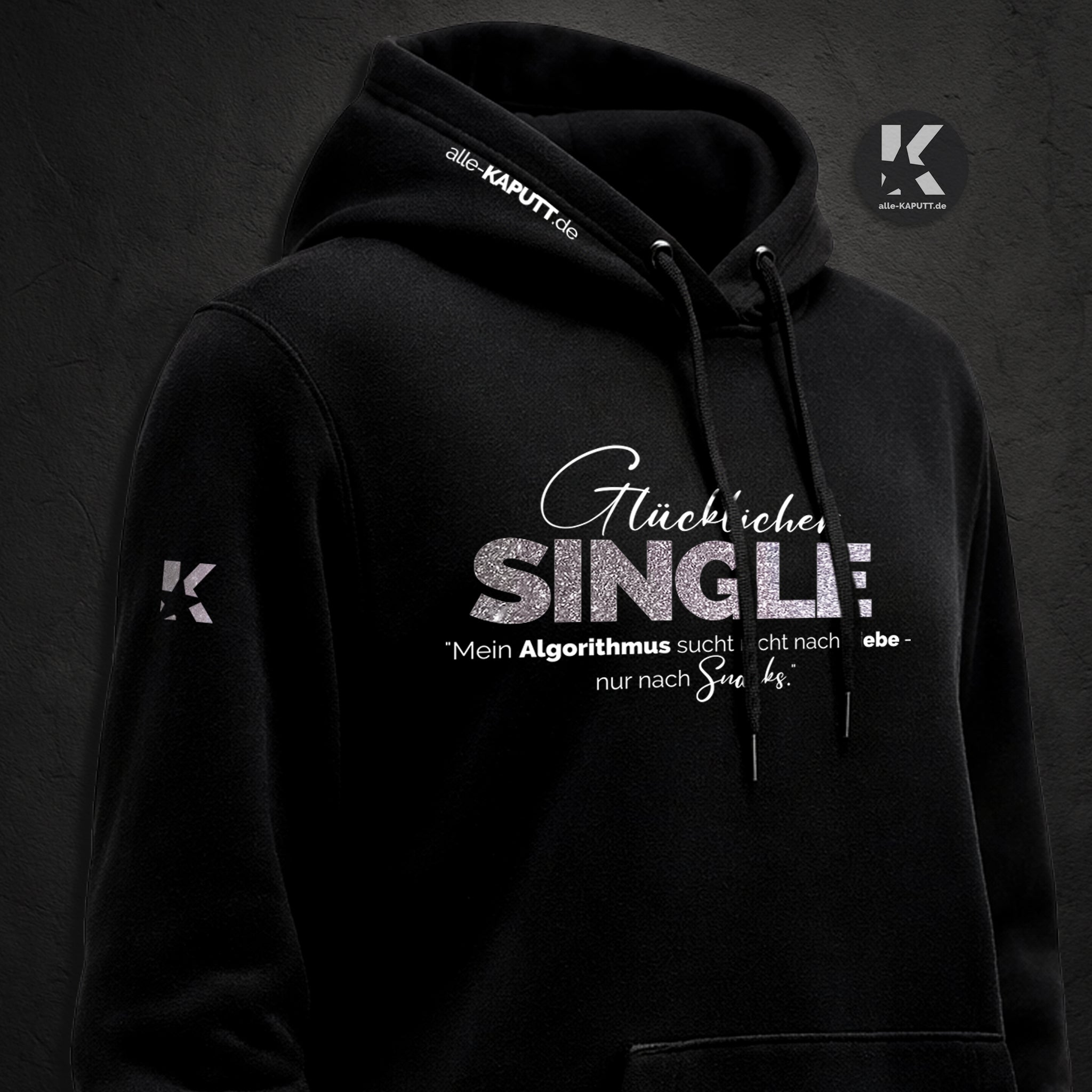 Schwarzer alle-KAPUTT Hoodie „Glücklicher SINGLE“ mit Glitzerprint und Statement „Mein Algorithmus sucht nicht nach Liebe – nur nach Snacks“ aus der Shiny-Single-Collection.