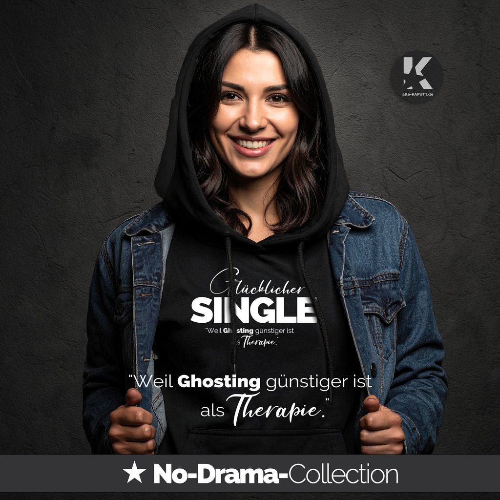 Frau trägt den alle-KAPUTT No-Drama Hoodie mit dem Statement „Weil Ghosting günstiger ist als Therapie“ und lächelt in die Kamera. Schwarzer Hoodie, modernes Design, Single-Mode.