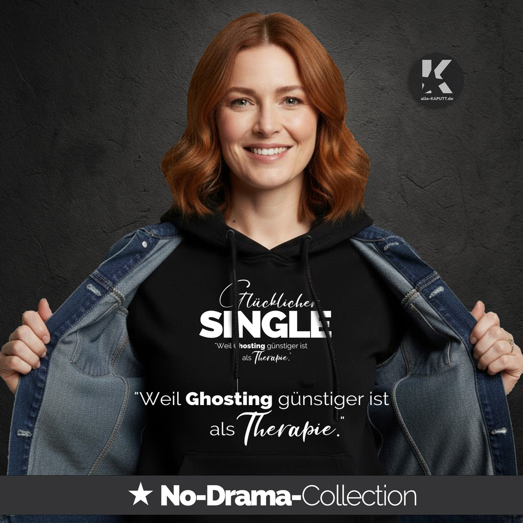 Frau trägt den alle-KAPUTT No-Drama Hoodie mit dem Statement „Weil Ghosting günstiger ist als Therapie“ und lächelt in die Kamera. Schwarzer Hoodie, modernes Design, Single-Mode.