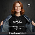Frau trägt den alle-KAPUTT No-Drama Hoodie mit dem Statement „Weil Ghosting günstiger ist als Therapie“ und lächelt in die Kamera. Schwarzer Hoodie, modernes Design, Single-Mode.