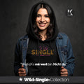 Model trägt den alle-KAPUTT Wild-Single Hoodie mit Leoparden-Print und dem Statement „Weil ich’s mir wert bin. Nicht du.“. Schwarzer Hoodie, selbstbewusster Look, Single-Statement.
