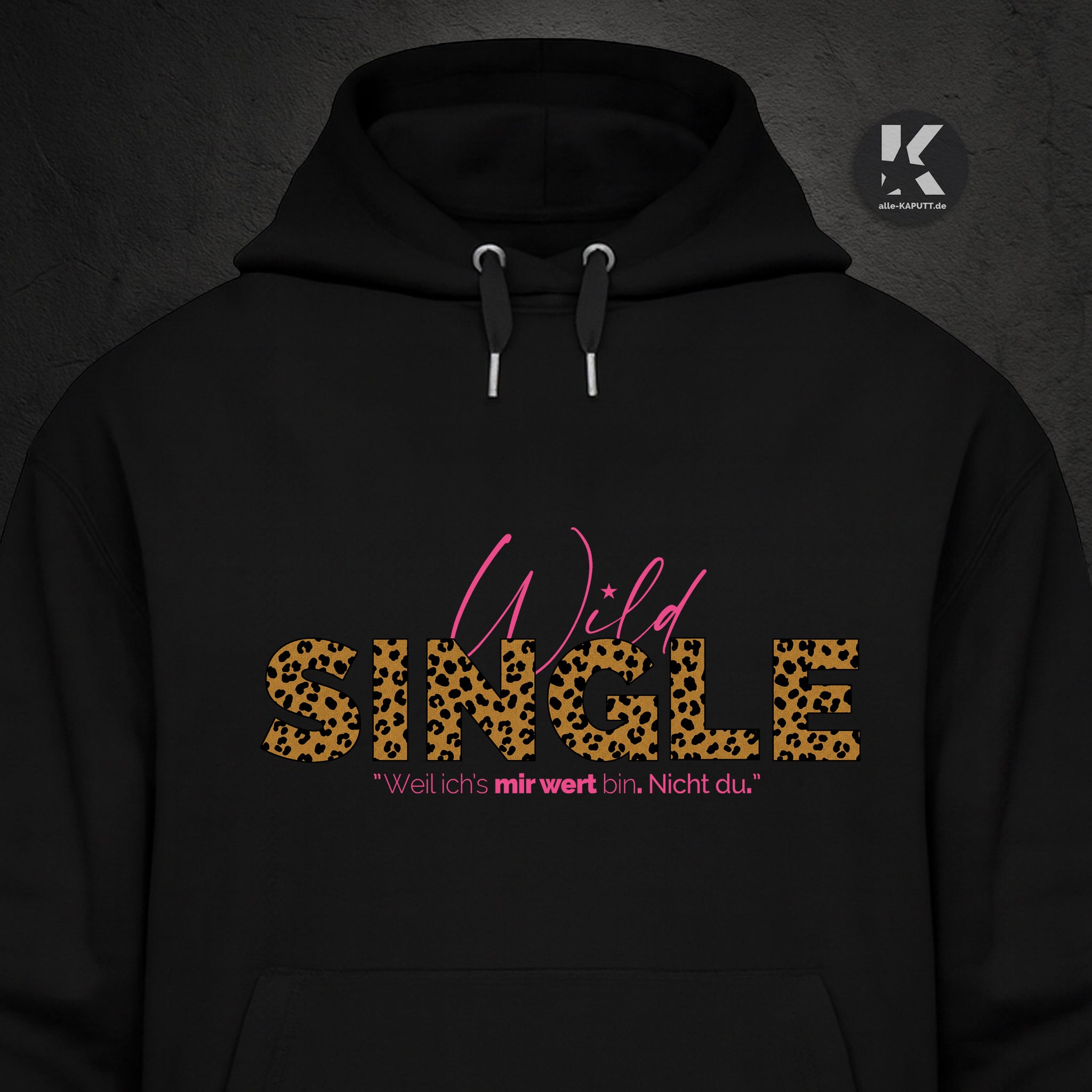 Detailaufnahme des Wild-Single Hoodies von alle-KAPUTT mit Leoparden-Print und dem Statement „Weil ich’s mir wert bin. Nicht du.“ auf schwarzem Hoodie.