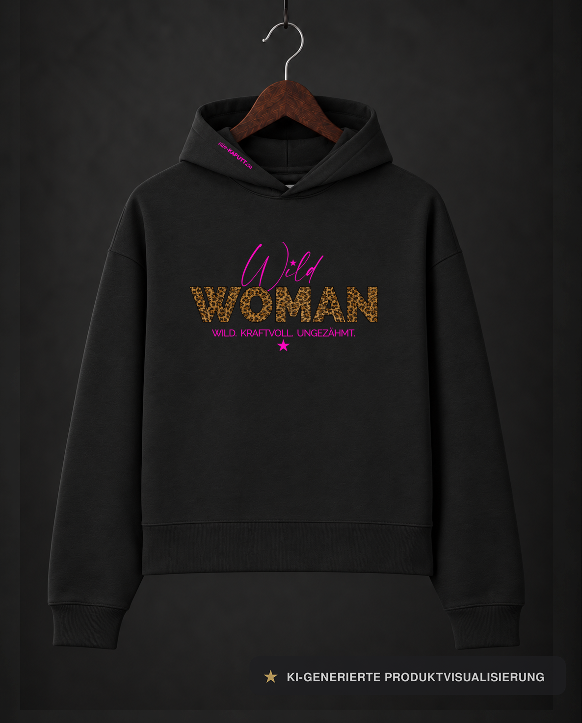 chwarzer WILD WOMAN Cropped-Hoodie von alle-KAPUTT mit Leo-Print, neonpinken Details und dem Claim „WILD. KRAFTVOLL. UNGEZÄHMT.“ am Holzkleiderbügel.