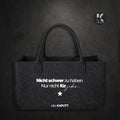 Filztasche in Schwarz mit weißem Statement „Nicht schwer zu haben. Nur nicht für jeden.“ – alle-KAPUTT Frontansicht